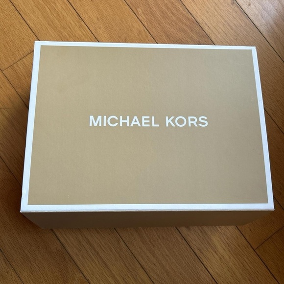 NWT Women’s Michael Kors Glove and Hat Crystal Embellished Black Set - Picture 4 of 5